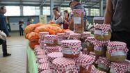 Un stand avec des bocaux de Haricots Tarbais